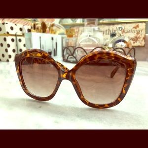 Gucci  women sunglasses.